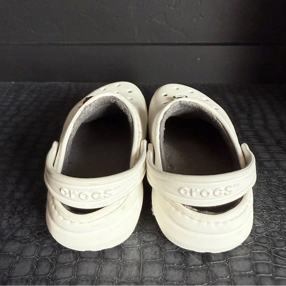 CROCS Kids White and Light Pink Classic Clog Pair with Charms size: C12